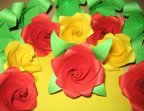 同样是旋转折纸玫瑰花的折法威廉希尔中国官网
让你再学一个旋转折纸玫瑰花