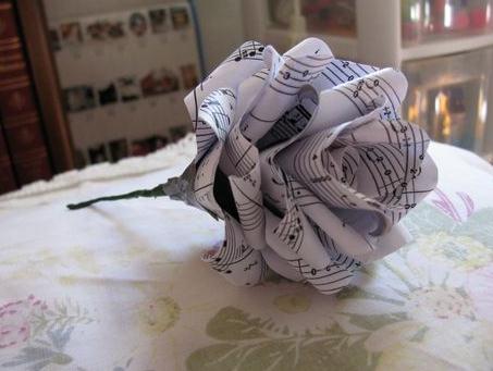 使用纸张进行制作的精彩折纸纸玫瑰花的精彩简单制作方法