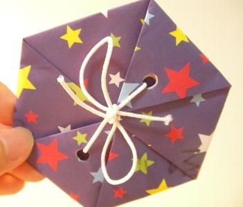 折纸装饰吊卡的折纸图解威廉希尔中国官网
手把手教你简单的圣诞节装饰吊卡