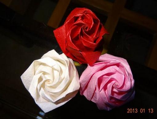 卷心纸玫瑰的折法图解威廉希尔中国官网
手把手教你制作这个漂亮的卷心折纸玫瑰花