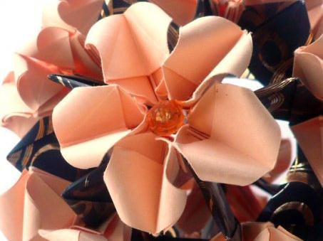 折纸野玫瑰花的基本折法威廉希尔中国官网
帮助你制作出漂亮的折纸野玫瑰花来