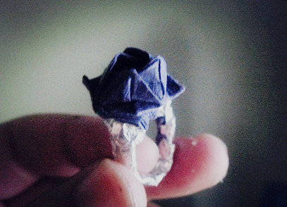 折纸玫瑰花戒指威廉希尔中国官网
手把手教你制作一个折纸玫瑰花组合的戒指