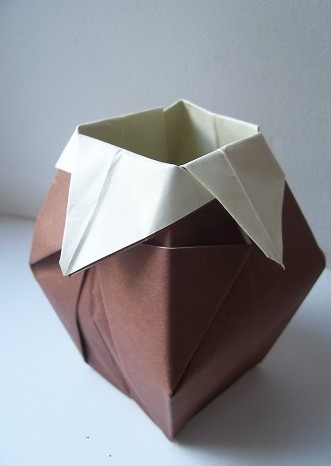 折纸花瓶的图解威廉希尔中国官网
手把手教你制作漂亮的折纸花瓶