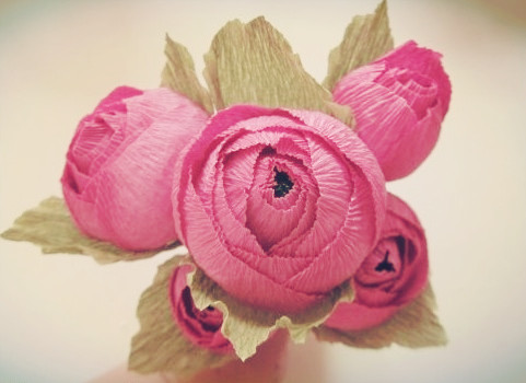 皱纹纸玫瑰花的折法图解威廉希尔中国官网
手把手教你制作皱纹纸组合玫瑰花