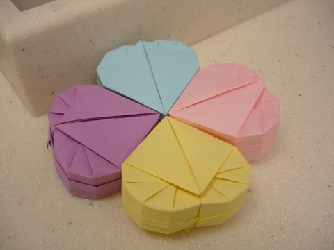 折纸心盒子的折法威廉希尔中国官网
手把手教你制作漂亮折纸心形盒子