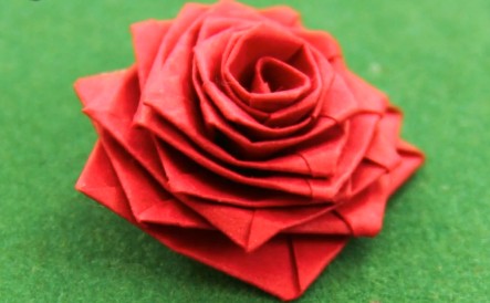 衍纸玫瑰花的基本折法图解威廉希尔中国官网
手把手教你制作精美的衍纸玫瑰花