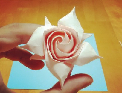 四瓣折纸玫瑰花的威廉希尔中国官网
手把手教你制作精致的四瓣折纸玫瑰花