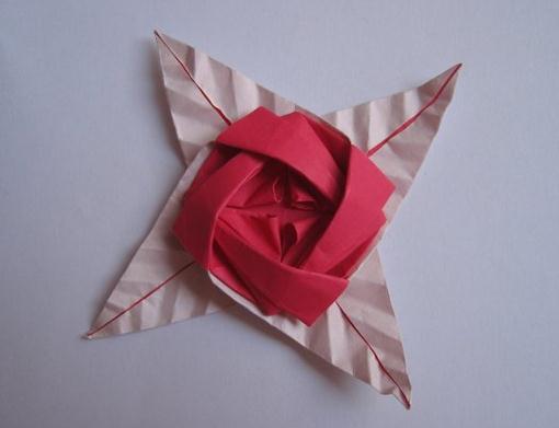 折纸玫瑰花图解威廉希尔中国官网
手把手教你制作漂亮的折纸玫瑰花胸针