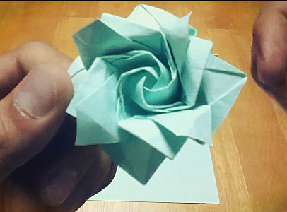 蓝色折纸玫瑰花的简单折纸视频威廉希尔中国官网
手把手教你制作精美的折纸玫瑰花