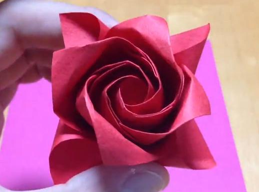 风车折纸玫瑰花的基本折法威廉希尔中国官网
手把手教你制作出漂亮的风车折纸玫瑰花