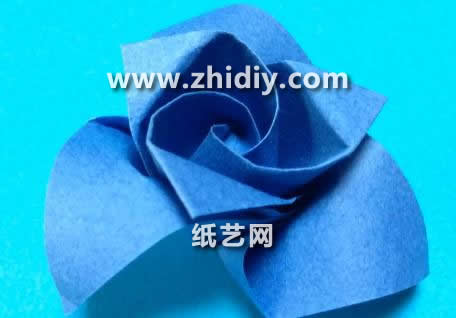 三角折纸玫瑰花的基本折法威廉希尔中国官网
手把手教你折叠出漂亮的三角折纸玫瑰花