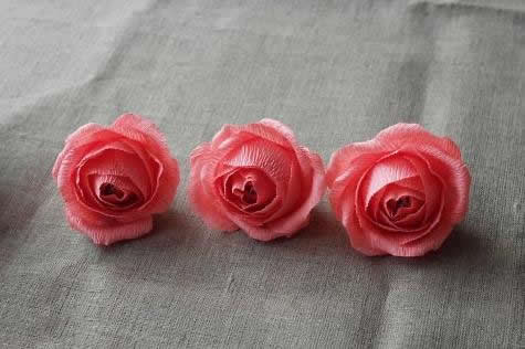 皱纹纸玫瑰花的基本折法威廉希尔中国官网
教你制作皱纹纸玫瑰花