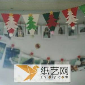 圣诞节的时候用不织布制作成圣诞树小彩旗装饰的威廉希尔中国官网
