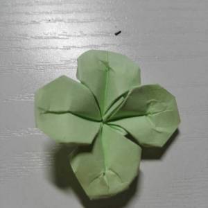 一个简单的折纸四叶草威廉希尔中国官网
