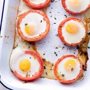 鸡蛋打到番茄里再用烤箱烤起来吃的早餐新吃法