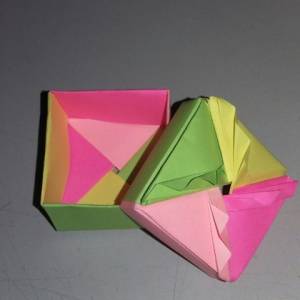 带盖子的四色折纸礼物包装盒制作威廉希尔中国官网
 当作是教师节的礼物包装盒很棒