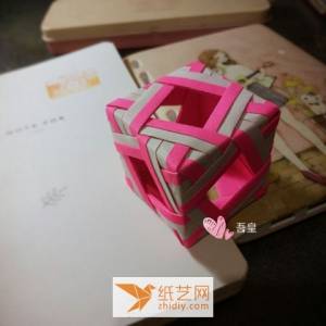 双色折纸空心立方体的制作威廉希尔中国官网
 炫技的时刻到啦！