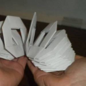 儿童使用折纸折叠简单弹簧的步骤图解威廉希尔中国官网
