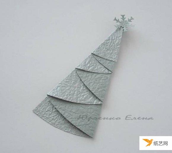 一个使用折纸折叠的非常简单的圣诞树造型威廉希尔中国官网
