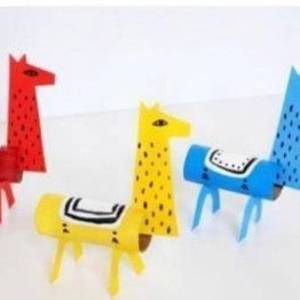 使用卫生纸卷筒卡纸威廉希尔公司官网
制作的儿童玩具骆驼马