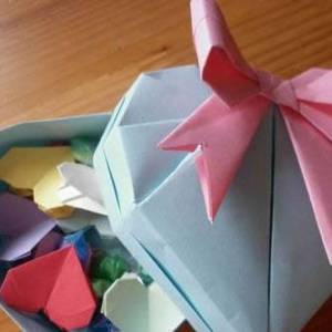 情人节使用折纸制作带盖子的爱心盒子