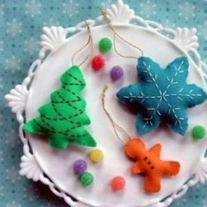 采用不织布亲手制作的圣诞树和姜饼人圣诞主题雪花挂件