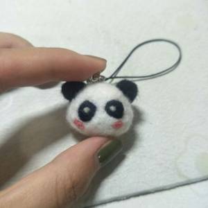羊毛毡制作的戳戳乐熊猫手机链圣诞节礼物威廉希尔中国官网
