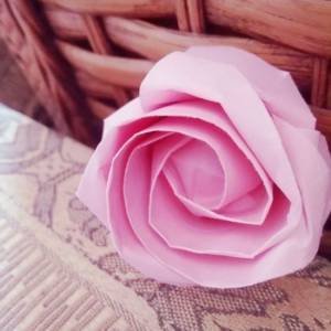 简单必学的纸玫瑰图解威廉希尔中国官网
 教你如何把一张皱纹纸变成一朵娇艳的玫瑰花