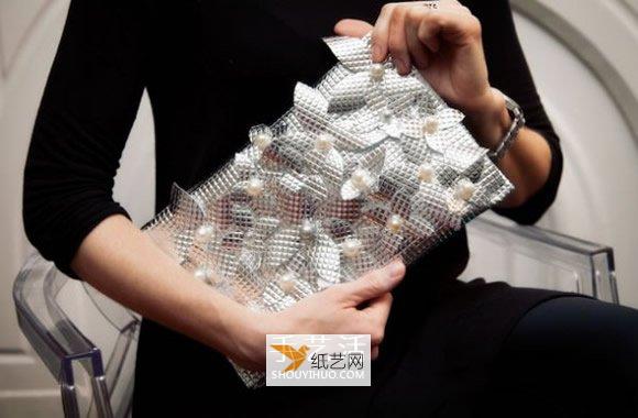 使用铝箔防潮垫威廉希尔公司官网
制作漂亮手拿包的方法图解
