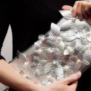使用铝箔防潮垫威廉希尔公司官网
制作漂亮手拿包的方法图解
