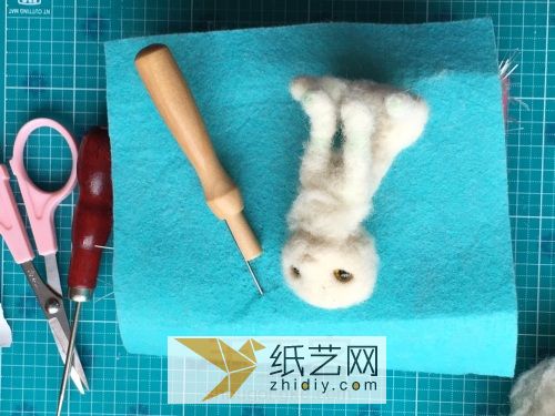 「槿时」羊毛毡灰色植毛猫咪制作威廉希尔中国官网
 第4步