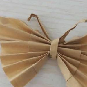 一步步折叠出美丽纸蝴蝶的简单方法