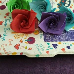 情人节特供的简单折纸玫瑰制作威廉希尔中国官网
