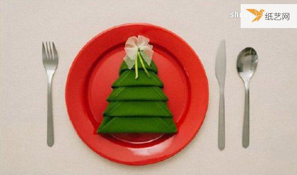 圣诞主题圣诞树餐布的折叠方法图解威廉希尔中国官网
