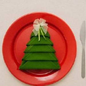 圣诞主题圣诞树餐布的折叠方法图解威廉希尔中国官网
