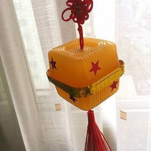 利用月饼盒威廉希尔公司官网
制作灯笼的威廉希尔中国官网
