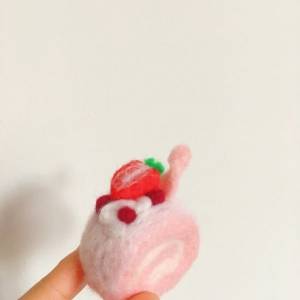 草莓蛋糕卷的羊毛毡制作威廉希尔中国官网
图解