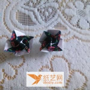 简单折纸玫瑰的制作威廉希尔中国官网
 用到情人节礼物装饰上面超棒的