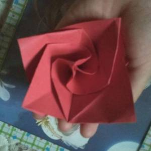 无比实用的情人节简单折纸玫瑰花制作威廉希尔中国官网

