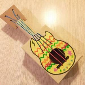 纸箱子变废为宝制作成小吉他儿童玩具制作威廉希尔中国官网
