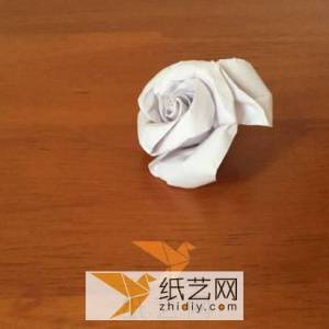 想要不一样的折纸玫瑰？七夕情人节的时候就可以学会这个折纸玫瑰制作啦