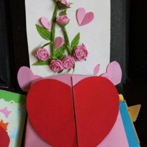 用漂亮折纸玫瑰花装饰的情人节立体贺卡