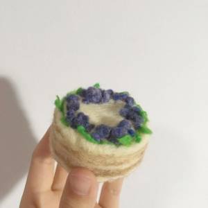 美味蓝莓蛋糕羊毛毡布艺制作威廉希尔中国官网
图解
