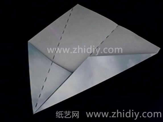立体纸飞机折法图解威廉希尔中国官网
第四步
