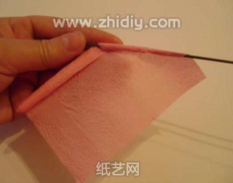 手揉纸纸玫瑰制作威廉希尔中国官网
制作过程中的第五步