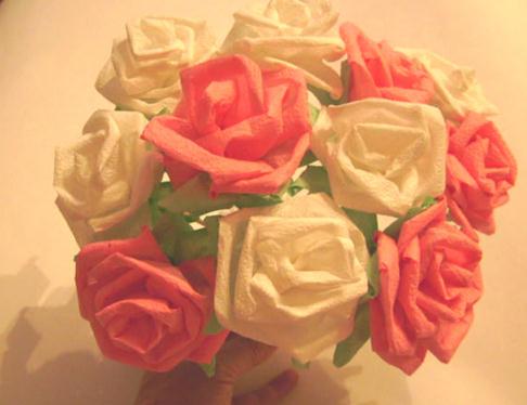 手揉纸纸玫瑰制作威廉希尔中国官网
纸玫瑰花束完成之后的效果图