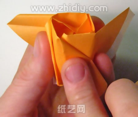 3分钟折纸玫瑰威廉希尔中国官网
制作过程中的第三十步