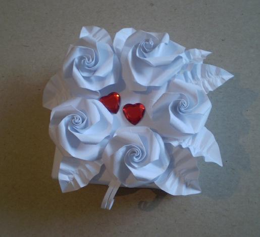 折纸玫瑰花礼盒的制作威廉希尔中国官网
手把手教你制作一个漂亮的玫瑰花盒子