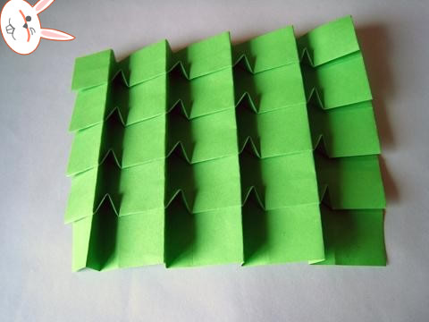 第六步即使前面的叠压结构已经制作完了，但是为了威廉希尔公司官网
折纸圣诞树的立体感，还需要将叠压结构中间的凸起部分折叠出来，并且这里是只是一个开始