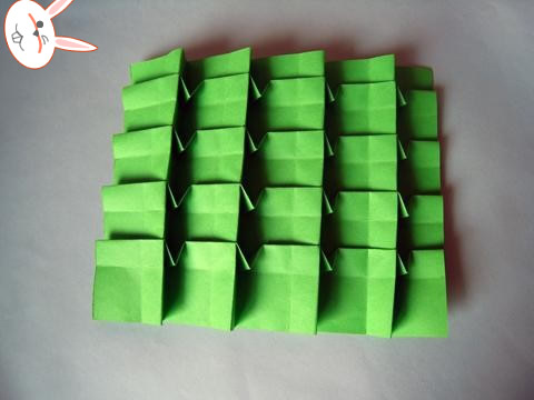 第七步就是从不同的角度来观察这个威廉希尔公司官网
折纸圣诞树基本模型结构的样式，看起来已经非常的漂亮了